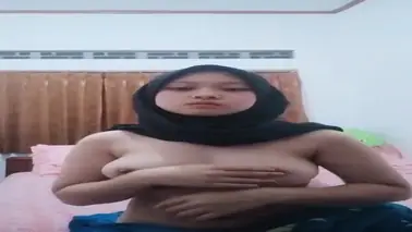 Bokep Indo Jilbab Hitam Cantik Colmek Mendesah